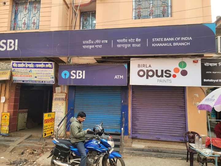 India's Services PMI Hits 4-Year Low
