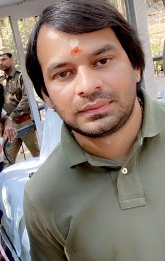 Tej Pratap Invites Abhijit Deepak
