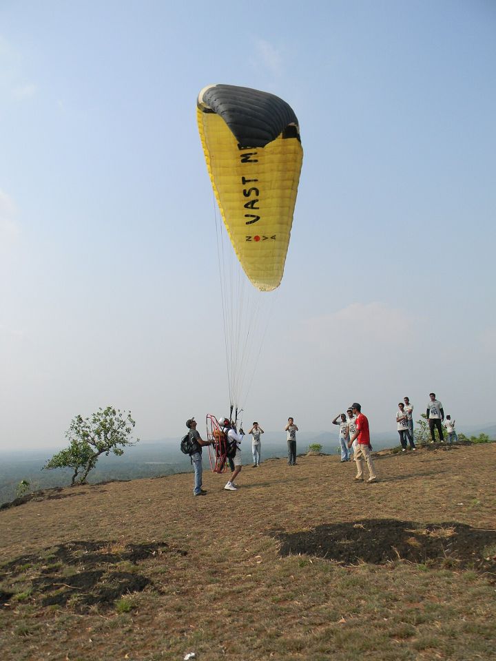 Himachal Paragliding Incident Captured on Camera, Sparks Safety Concerns