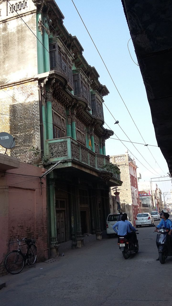 Health Dept and Police Raid Salon in Khanna Over Alleged Hair‑Loss Cure Claims