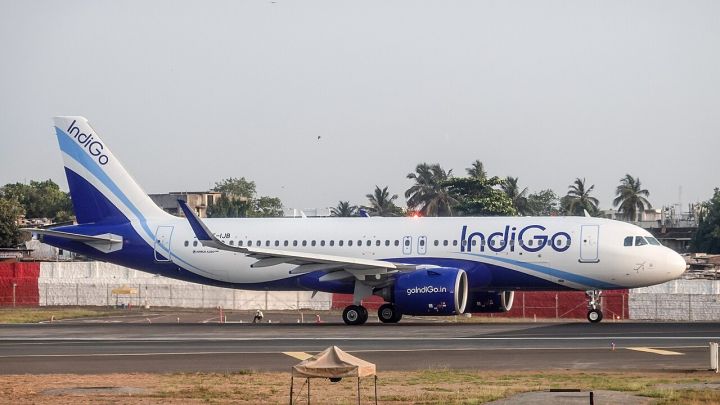 Family Turns IndiGo Flight Into Pop‑Up Café, Serves Food on Disposable Plates