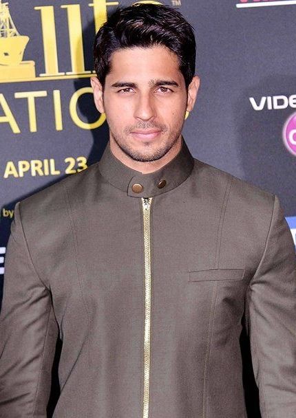 Sidharth Malhotra visits Lalbaugcha Raja with Ektaa R Kapoor ahead of Vvaan trailer launch