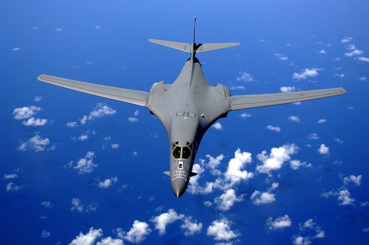 B-1 Bombers Roar Over Xi's US Welcome, Trump Winces in Viral Video