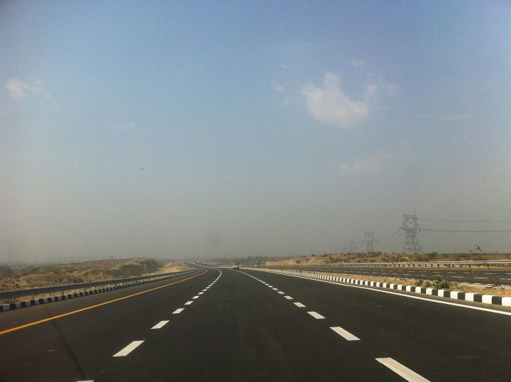 Three Killed, Two Injured in Car Crash on Agra‑Lucknow Expressway