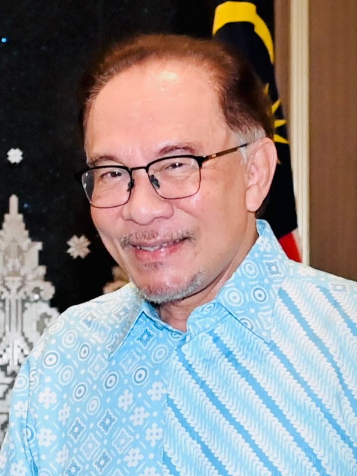 Malaysian Prime Minister Anwar Ibrahim Meets Kerala Cleric Kanthapuram, Receives Award