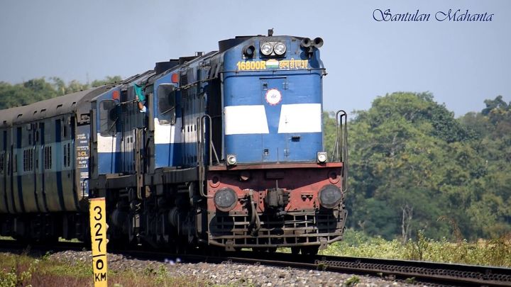 Loco Pilot Halts Dibrugarh‑Chandigarh Express, Preventing Rail Accident in Bihar