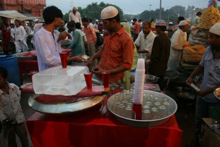 Matia Mahal's Mughlai Delicacies Gain Global Fame Amid Street Chaos in Delhi