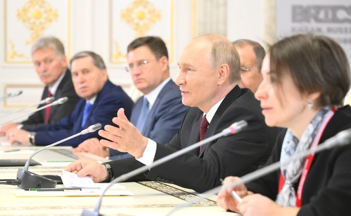 Putin Proposes New Insurance Mechanism and Grain Market Initiative at BRICS Summit
