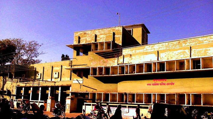 Farmers in Khargone stage 3‑km tractor rally demanding four‑fold compensation