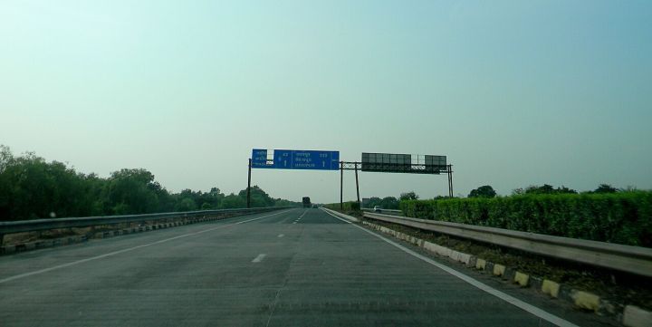 Five killed as Sai Darshan Travels luxury bus collides with truck on Ahmedabad‑Vadodara Expressway