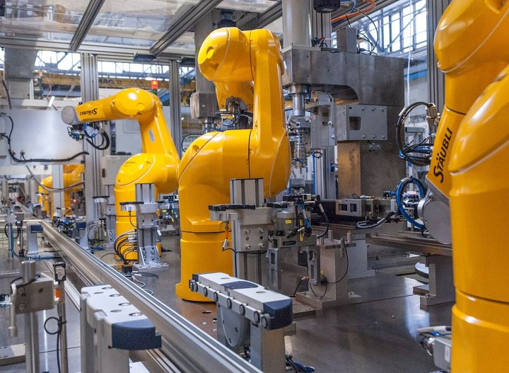 Robots Perform Aarti in Tamil Nadu’s Ayudha Puja, Showcasing AI in Rituals