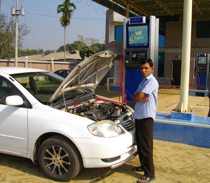CNG Car Explodes While Refuelling in Vadodara, Gujarat