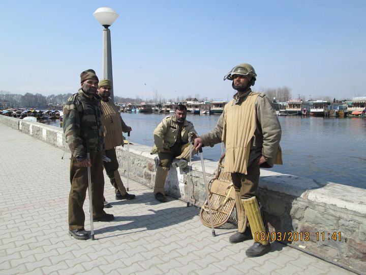 Kashmir Police Arrest Two Suspected Militant Associates in North Kashmir