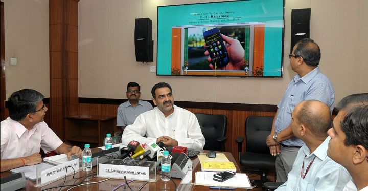 IMD Issues Heavy Rain Warning for Multiple States; Hailstorm and Strong Winds Expected in Delhi, Haryana