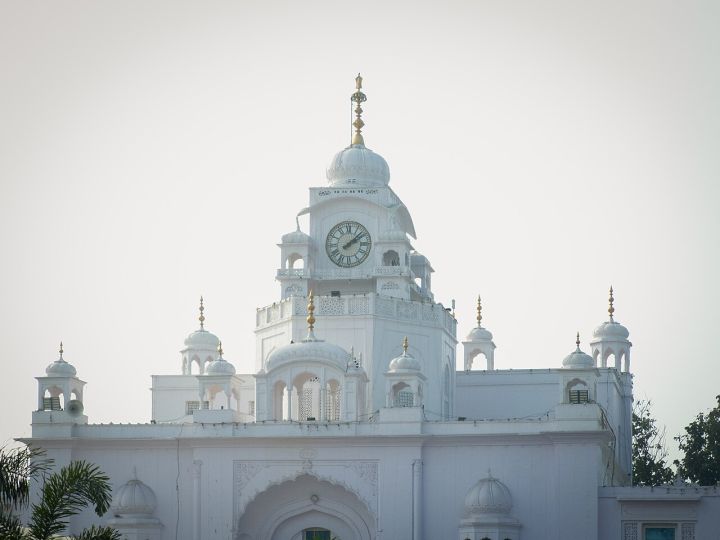 Volunteer Stuck on Gurudwara Khooh Sahib Shrine in Kapurthala