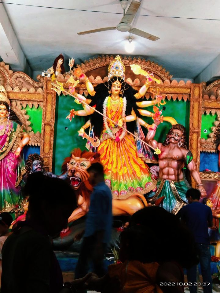 Bihar: Viral video shows people falling from 'break dance' swing at Durga fair