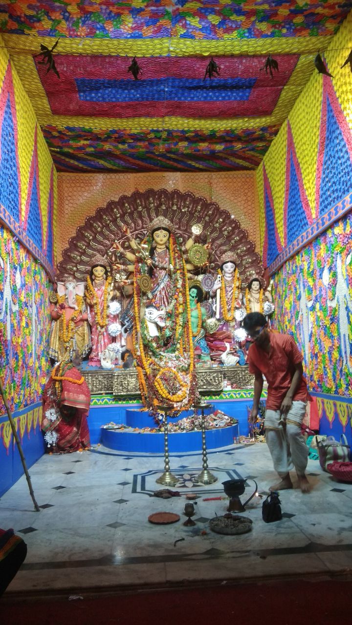 Devotees Flock to Durga Puja Pandals Across West Bengal on Saptami