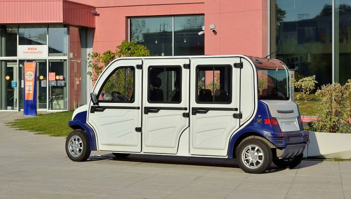 Electric Vehicle Burns to Ashes After Collision With Divider in Andhra Pradesh, 4 Fatalities