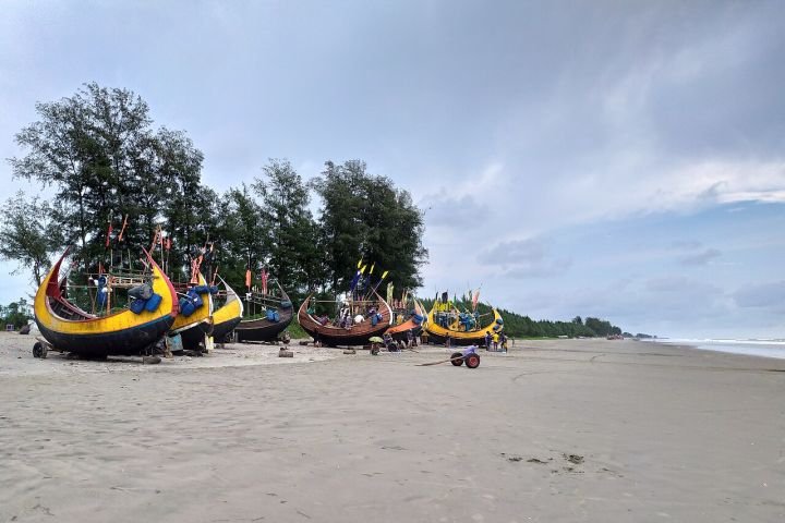Bangladeshi Beach Resort Fire Claims 10 Lives
