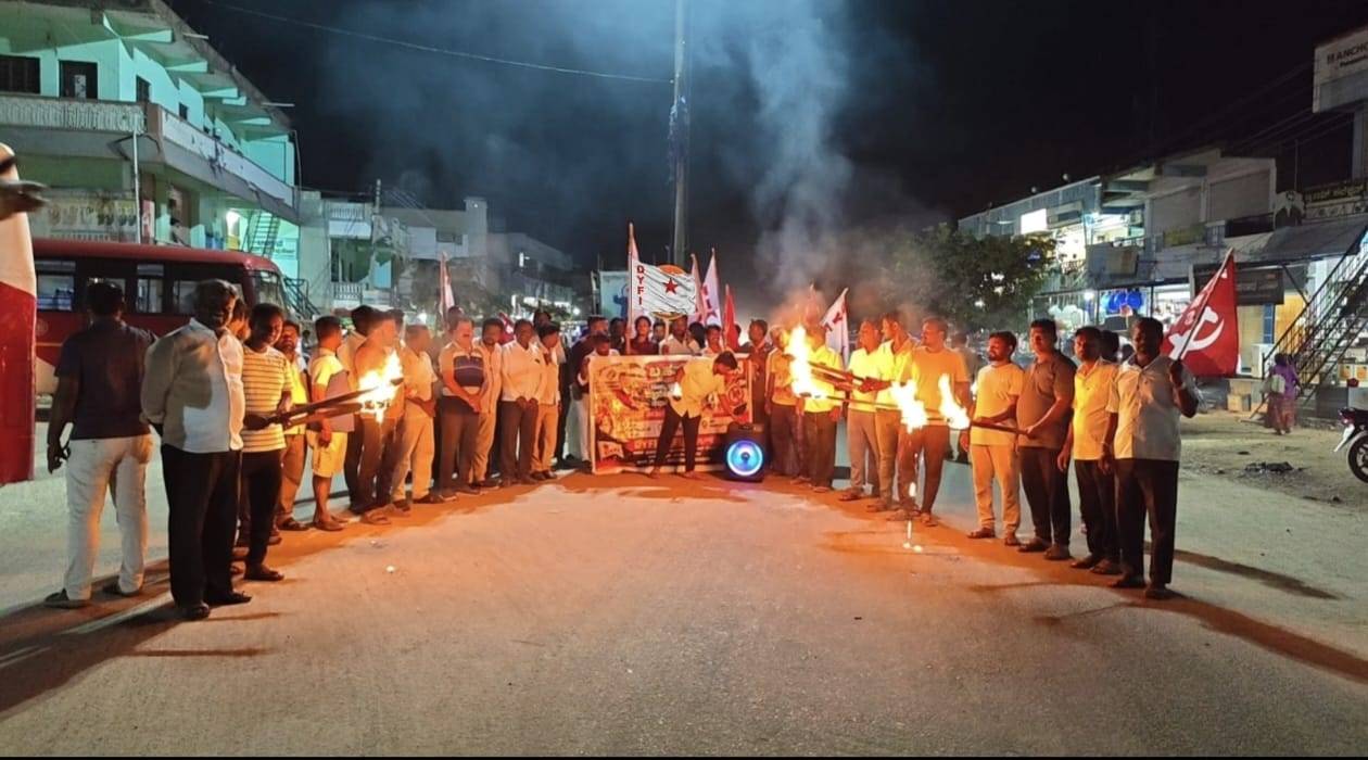 मतदान के अधिकारों की रक्षा के लिए DYFI–SFI का विशाल मशाल जुलूस