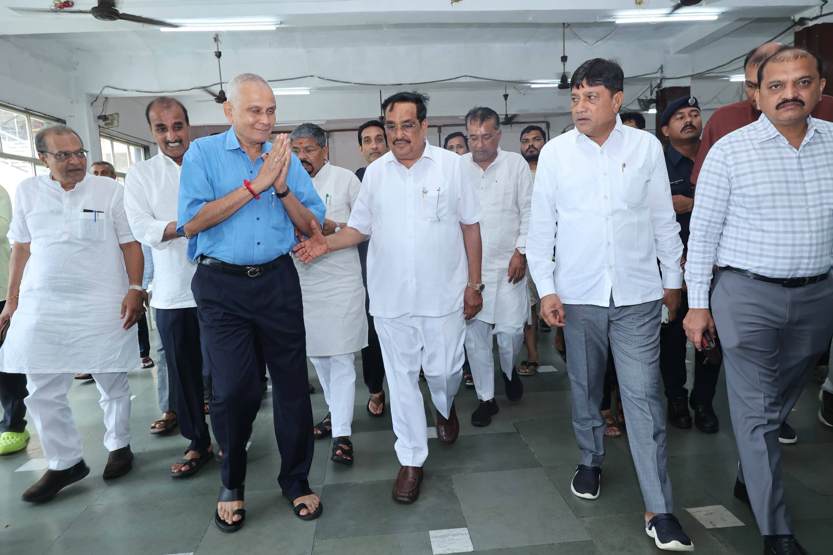 નવસારીના શ્રી રામજી મંદિર ખાતે ભારતીય જનતા પાર્ટીનાં કાર્યકર્તાશ્રીઓ દ્વારા