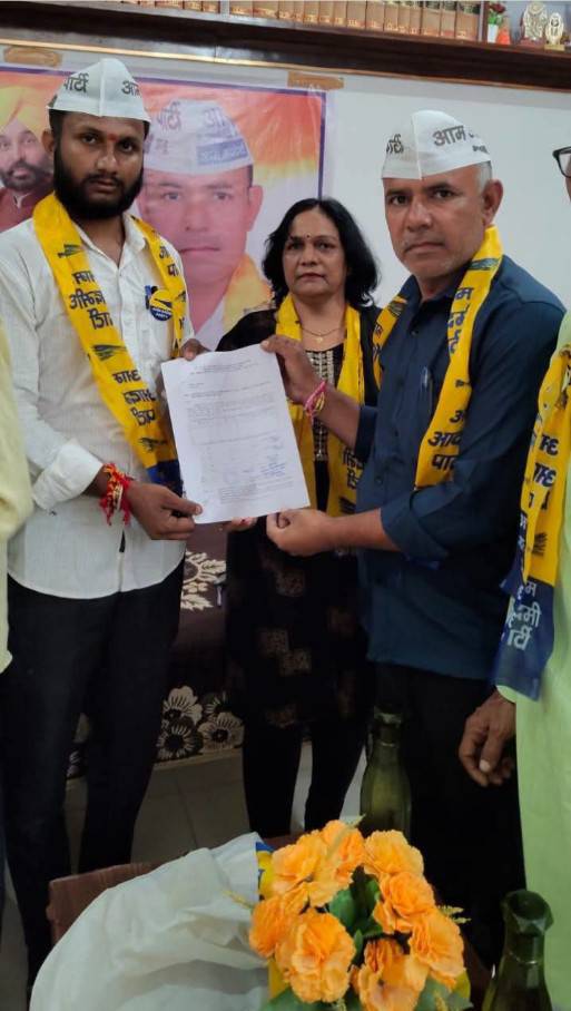 आम आदमी पार्टी राजस्थान के सह प्रभारी अशोक सिंह में कोटपूतली नगर परिषद के उम्मीदवारों को वितरित किए टिकट