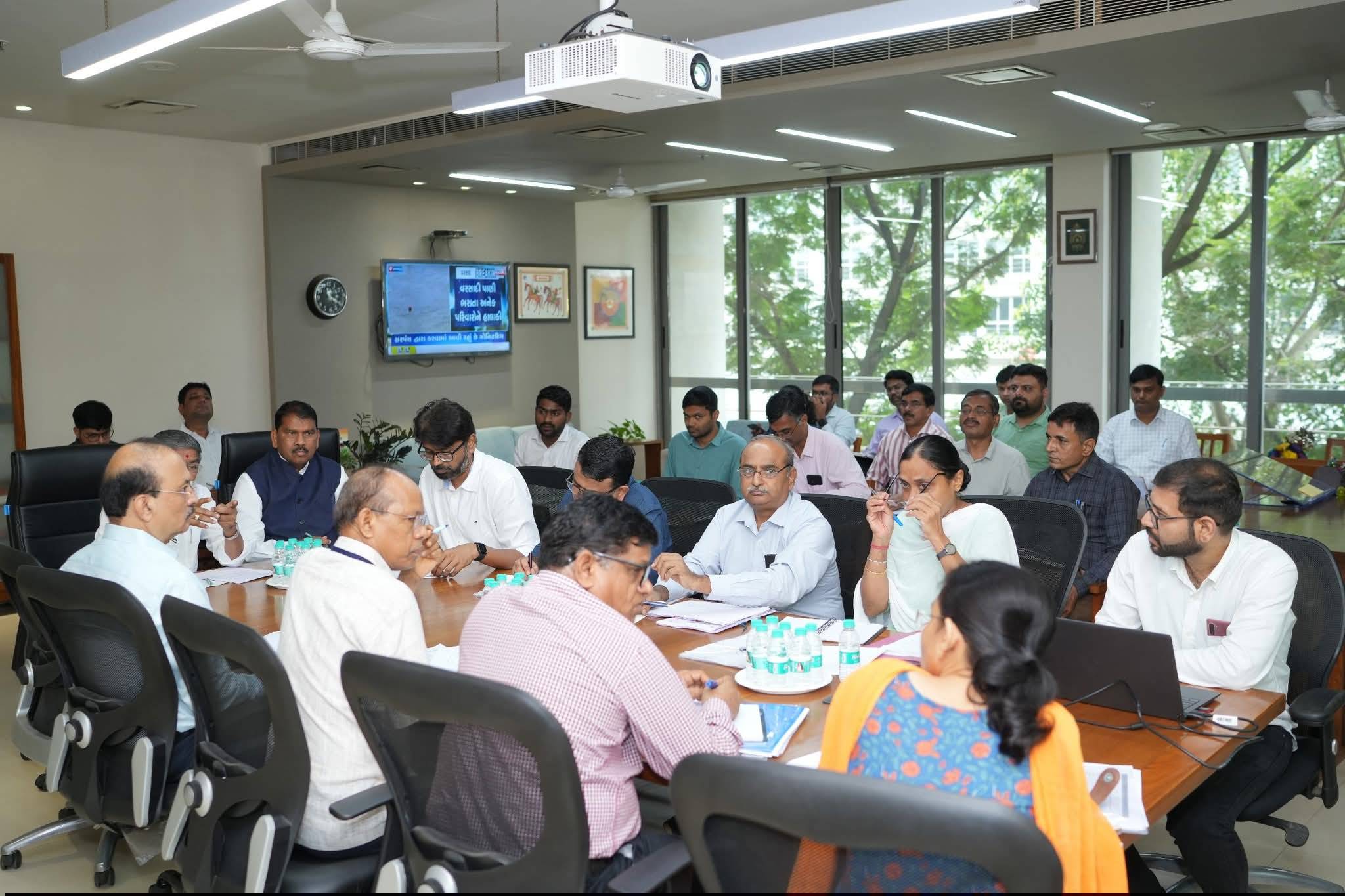 ગાંધીનગર સચિવાલય ખાતે આજે માનનીય કેબિનેટ મંત્રી શ્રી નરેશભાઈ પટેલ તથા આદિજાતિ વિકાસ વિભાગના વરિષ્ઠ અધિકારીઓ ધારાસભ્ય શ્રી પી સી બરંડા સાહેબ સમીક્ષા બેઠક યોજી.