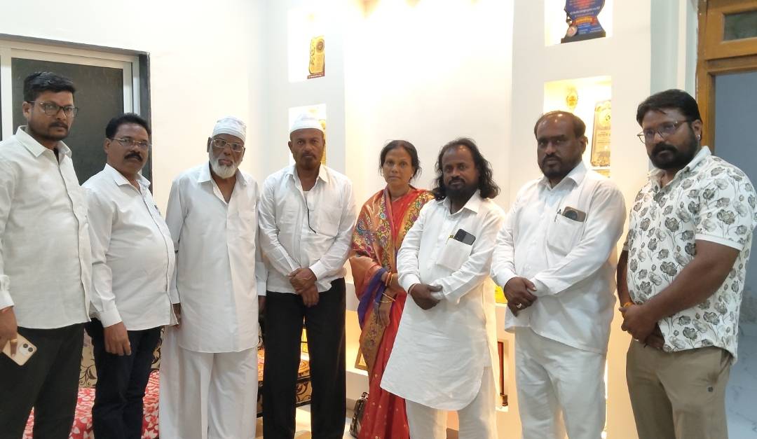 लोककलावंत शोभाताई लाखे आणि पापाभाई जमादार यांची 'तृप्ती फिल्म प्रोडक्शन'ला सदिच्छा भेट