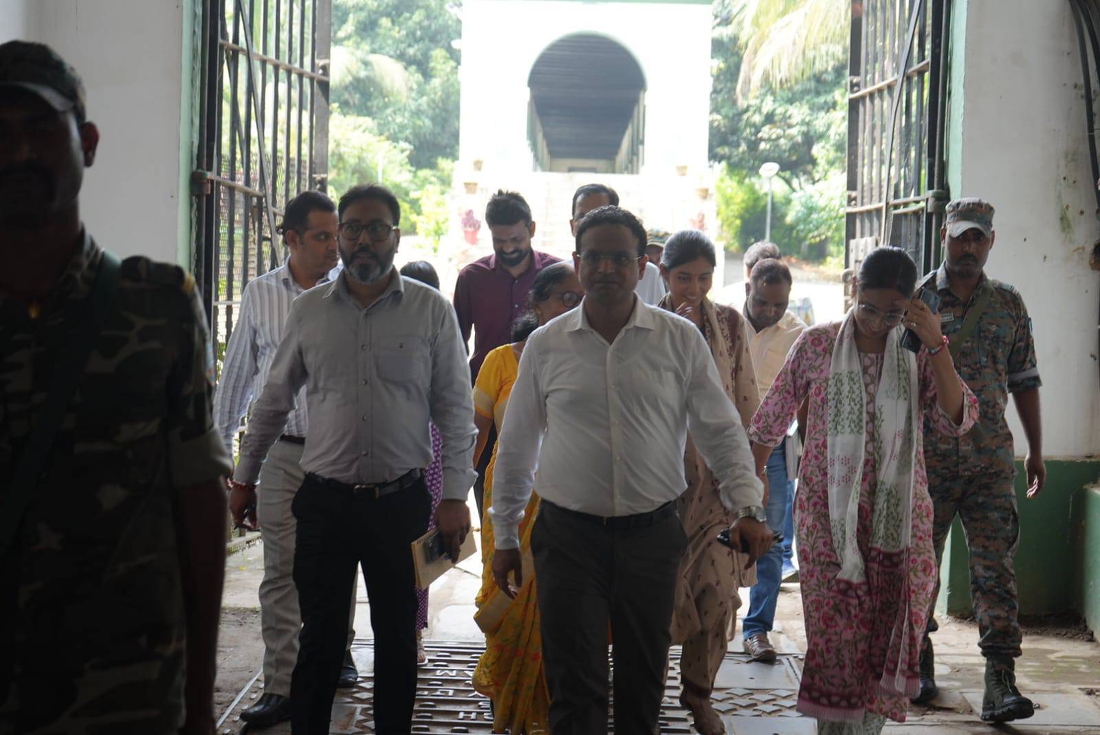 हजारीबाग में गांधी जयंती पर डीसी ने किया माल्यार्पण एवं पुष्पांजलि