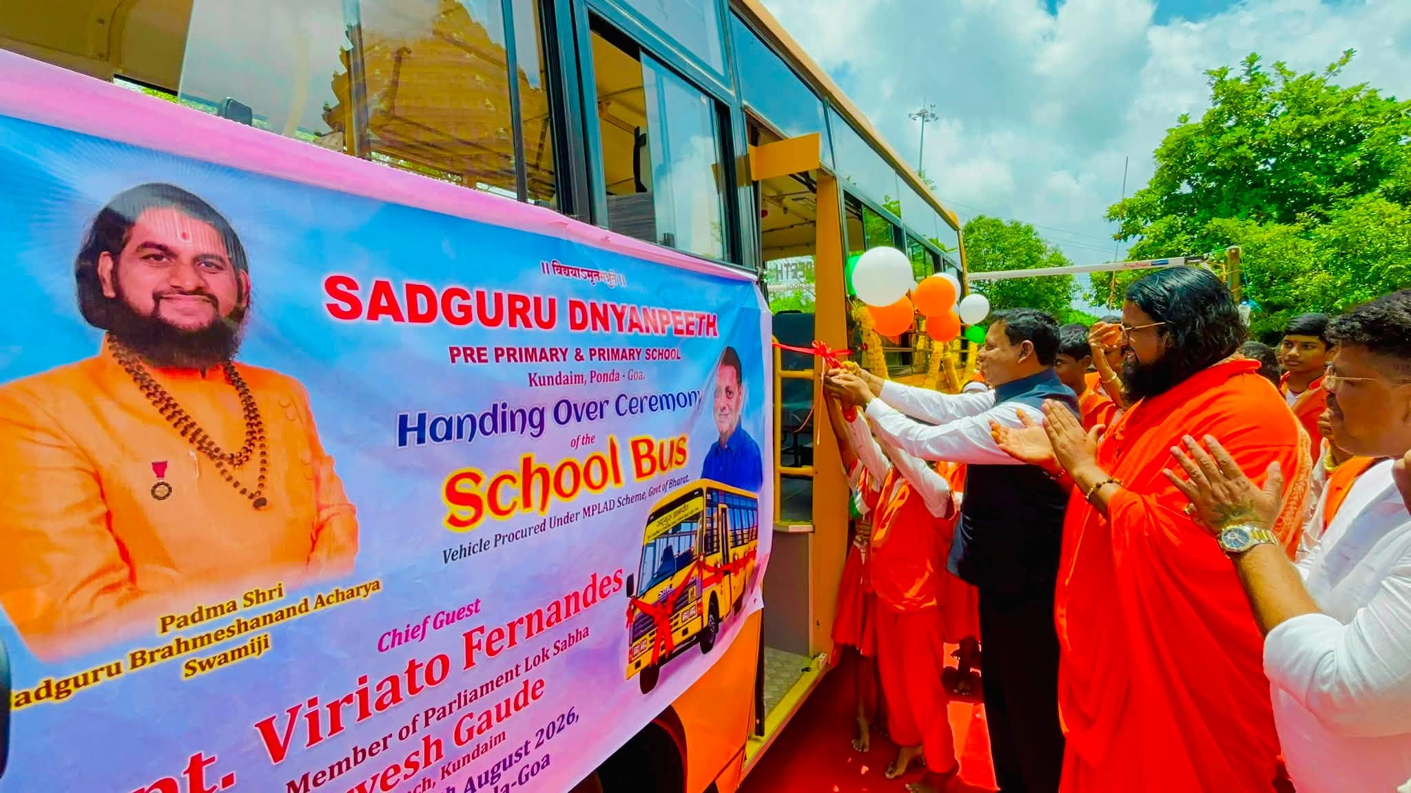 कुंडईम: सांसद कैप्टन विरियातो फर्नांडिस ने सद्गुरु ज्ञानपीठ स्कूल को सौंपी नई बस