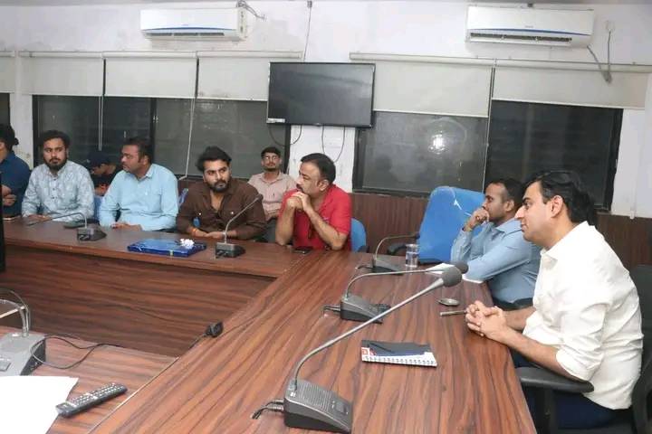 कलेक्टर श्री पार्थ जायसवाल ने आज कलेक्ट्रेट कार्यालय के विराट सभागार में सोशल मीडिया इंफ्लूएंसरो की बैठक ली।