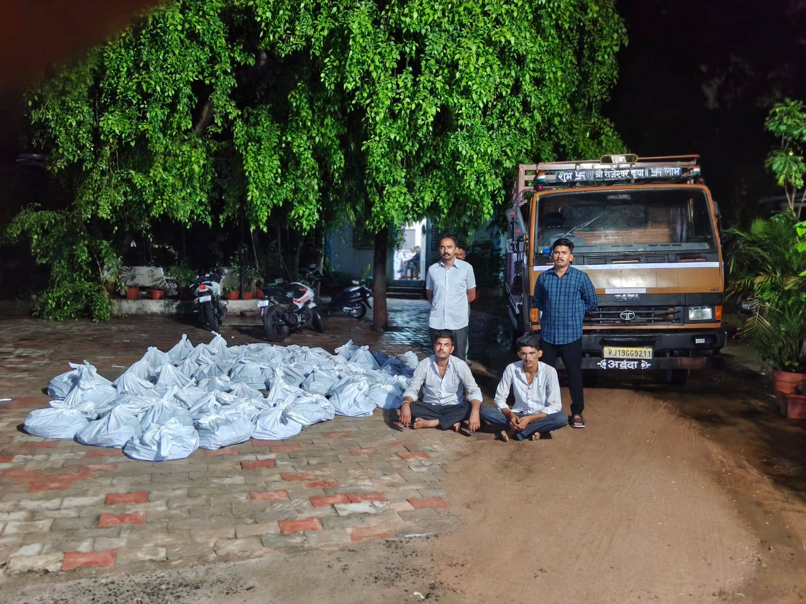 દારૂની ગેરકાયદેસર હેરાફેરી કરવા મોટી ટ્રક ગાડીઓમાં ગુપ્ત ખાનું બનાવી રાજસ્થાન રાજયમાંથી ગુજરાતમાં વિદેશી દારૂની હેરાફેરી કરતા ઇસમોને ગાંભોઇ પો.સ્ટે. વિસ્તારમાં ટ્રક ગાડીમાં