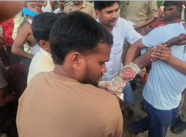 पखनियापुर के पास स्कूली बस और मोटरसाइकिल में टक्कर, कई घायल
