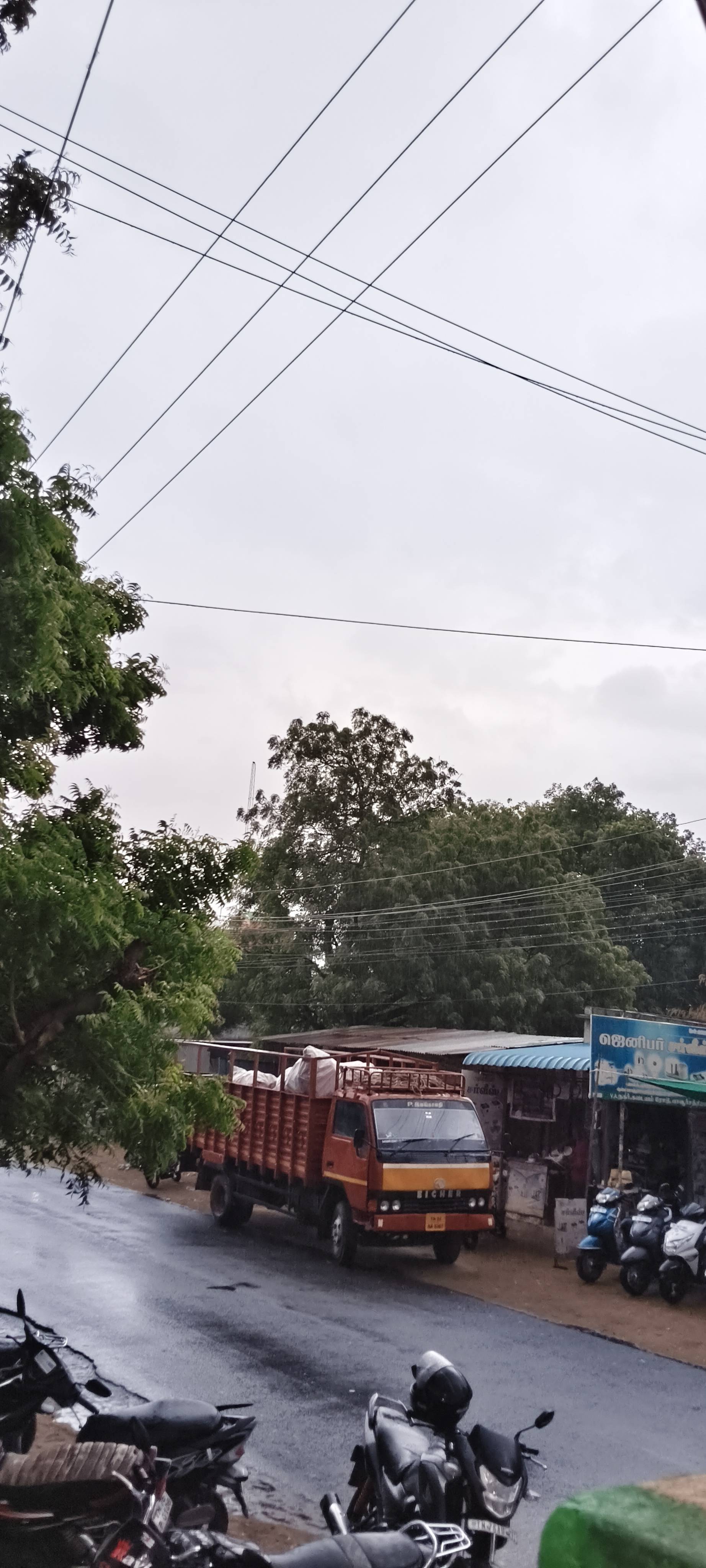 திருநெல்வேலி தென்காசி அருகே வலுவான மழை வீழ்ச்சி