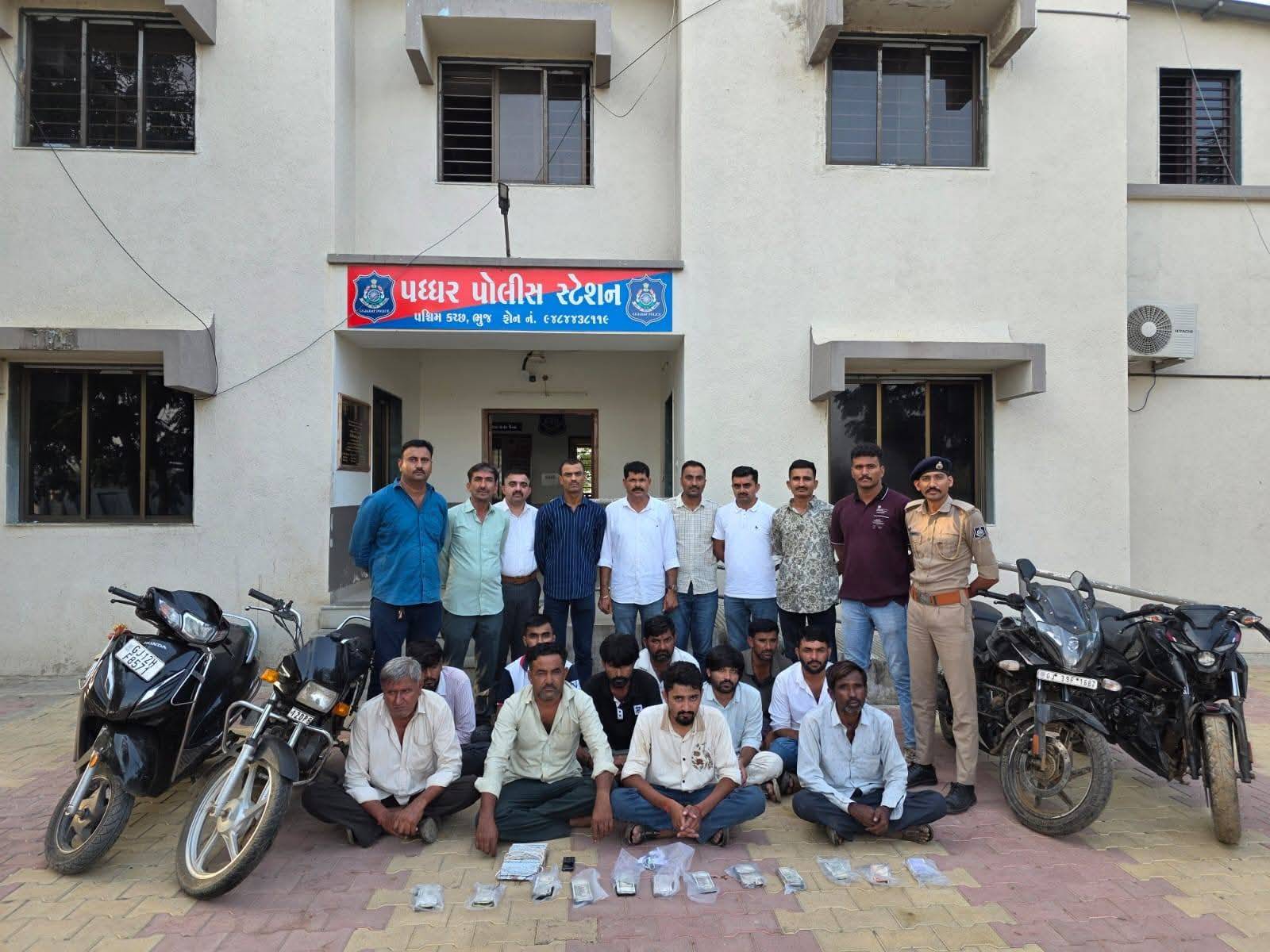 ભુજના બેરડો એકલ રણમાં પધ્ધર પોલીસે જુગારધામ પર દરોડો, ૧૧ આરોપીઓ ઝડપાયા