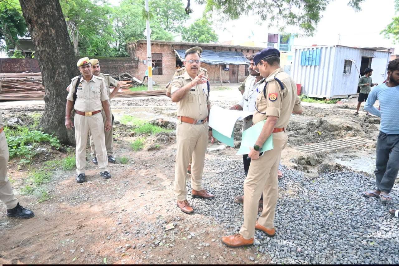 चौरसी में निर्माणाधीन फायर स्टेशन का एसपी जालौन ने किया निरीक्षण