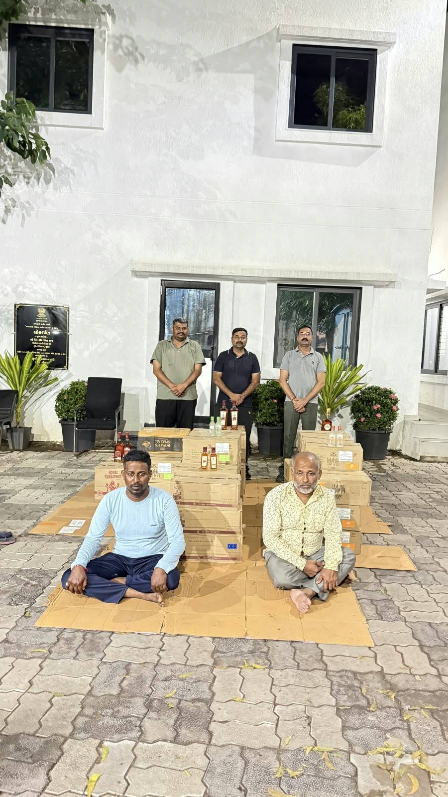 ભારતીય બનાવટની વિદેશી દારૂ વ્હીસ્કીની બોટલ અને બે આરોપીઓની નવસારી એલ સી બી દ્વારા અટકાયત