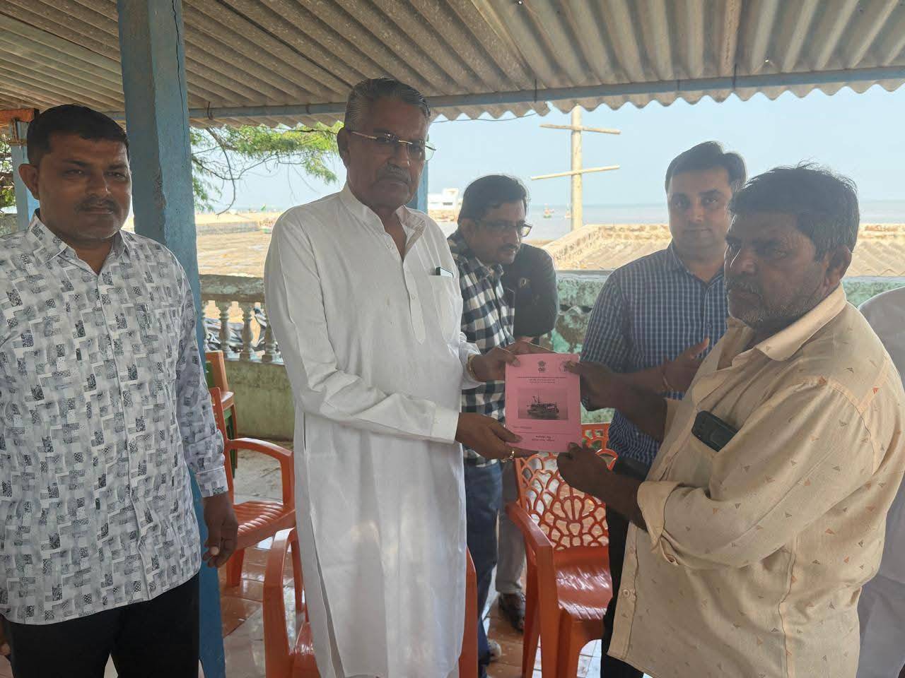 આજરોજ સચાણા ગામ ખાતે માછીમારી વ્યવસાય સાથે સંકળાયેલા માછીમાર ભાઈઓને ડીઝલ કાર્ડનું વિતરણ કરવામાં આવ્યું.