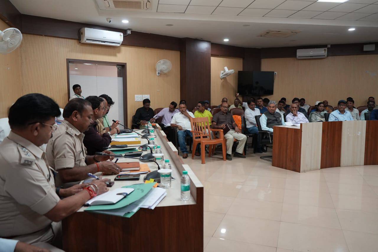दुर्गा पूजा एवं दशहरा पर्व को लेकर विधि-व्यवस्था एवं शान्ति समिति की बैठक की गई आयोजित,जिला प्रशासन ने जारी किए आवश्यक दिशा-निर्देश ।*