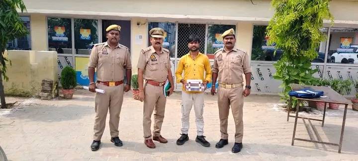 फर्रुखाबाद में लूटकांड उजागर: 4.76 लाख रुपये बरामद, वांछित आरोपी मोनू गिरफ्तार