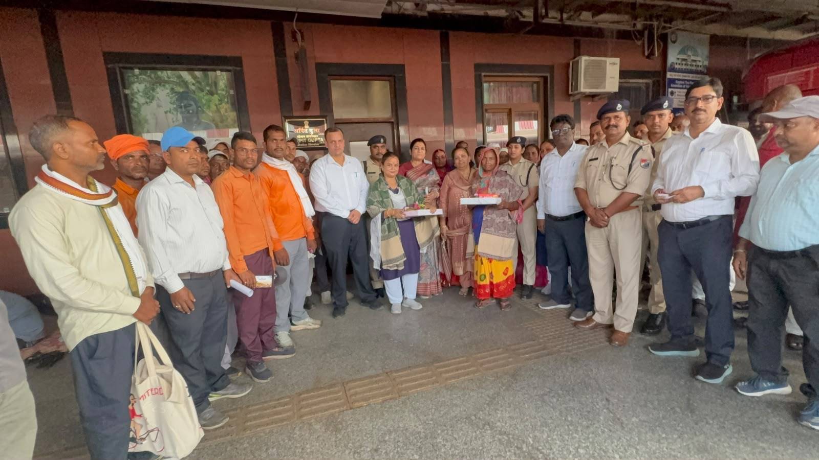 वाराणसी में 'अनाम प्रेम' ने रेलवे, डाक और अस्पताल कर्मियों को शॉल, मिठाई भेंट कर किया सम्मानित