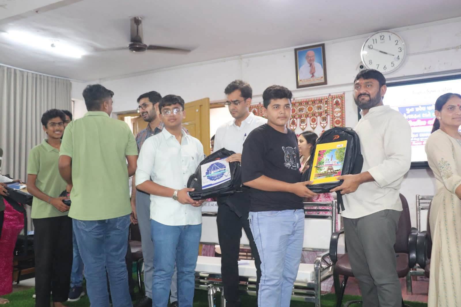 જૂનાગઢમાં 'છોડી દેવા મુક્ત' અભિયાન હેઠળ પુનઃ પ્રવેશ વિદ્યાર્થીઓને પ્રોત્સાહન સમારોહ